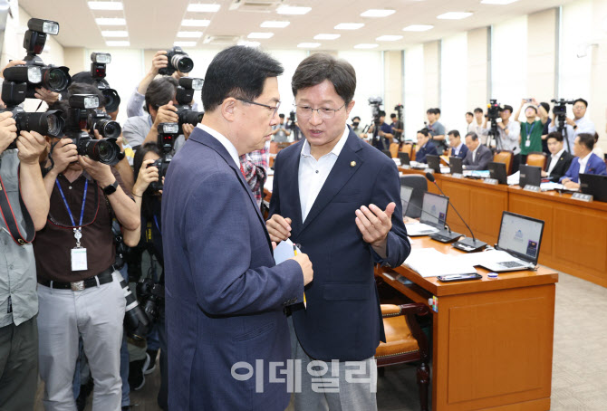 [포토]행안위 전체회의, '대화하는 이만희-강병원'