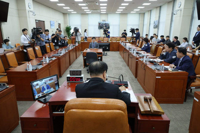 `채 상병 수사 의혹` 물으려던 국방위, 정부·여당 불참에 50분만에 파행