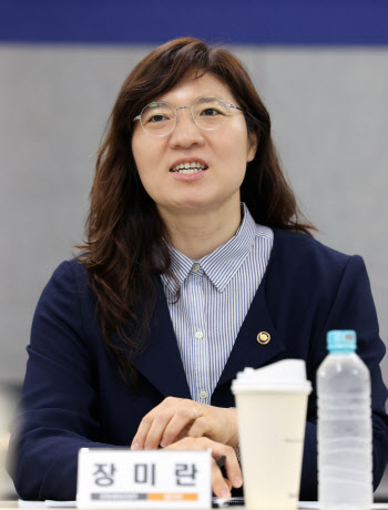 진천 선수촌 찾은 장미란 "아시안게임, 부상 없는 대회 중요"