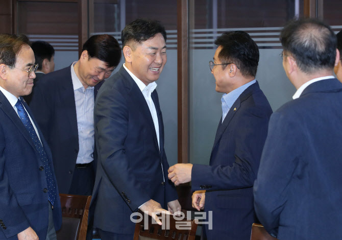 [포토]'참석자들과 인사 나누는 김관영'