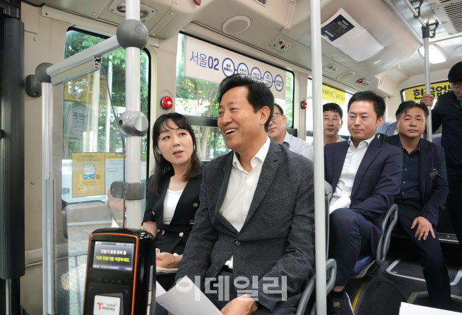 김포 풍무동서 '서울동행버스' 탄 오세훈 "출퇴근 시간 줄일 것"