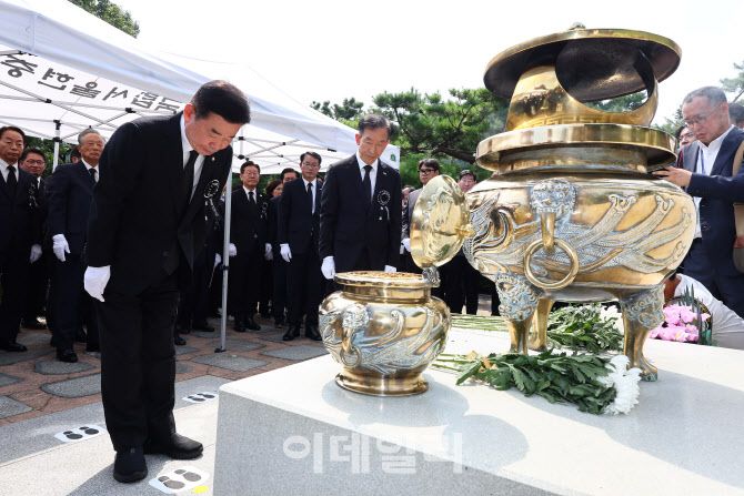 [포토]경례하는 김진표 국회의장