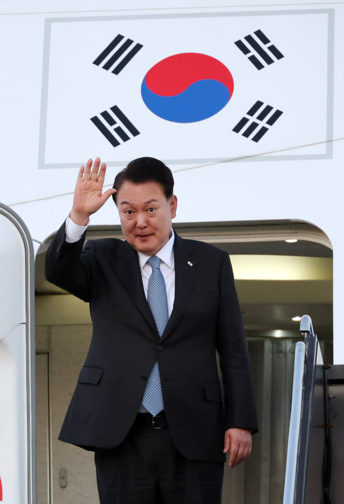 尹, 한미일 정상회의 일정 마치고 귀국길…"역사적인 의미"