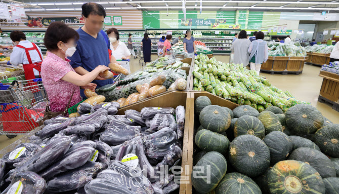 [포토]“태풍 후엔 더 비싸”…힌남노·추석 전 주말, 시장·마트 ‘북적’