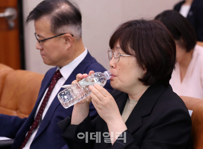 [포토]'물 마시는 유재은 법무관리관'