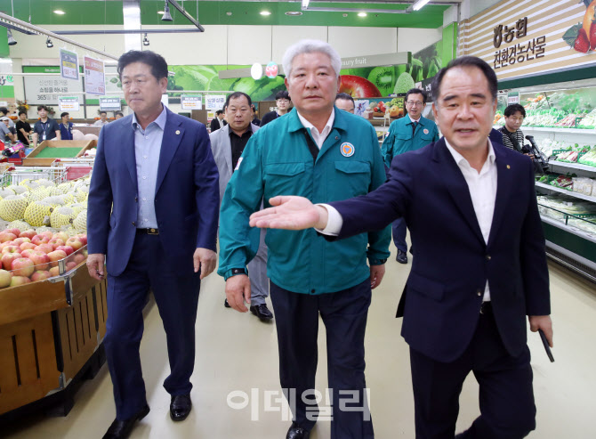 [포토] 소비자물가 점검하는 김홍일 국민권익위원장