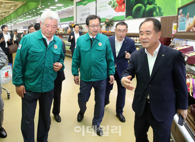 [포토] 양재하나로마트 방문한 김홍일 국민권익위원장