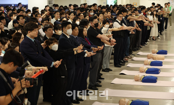 [포토]민방위훈련, 심폐소생술 훈련 받는 시민들