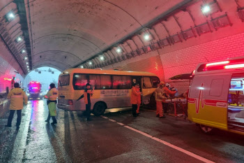 터널에서 통근버스가 터널벽 들이받아…5명 부상