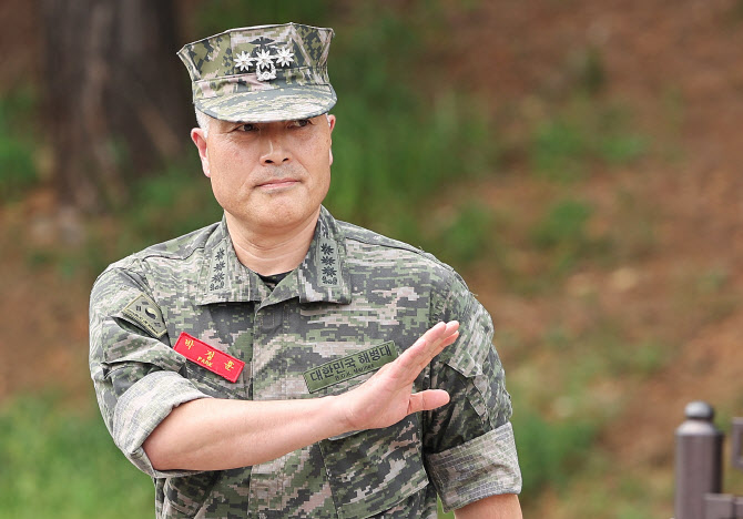 "이첩 방해, 위법한 압수수색"…前해병수사단장, 국방부 고위직 고발