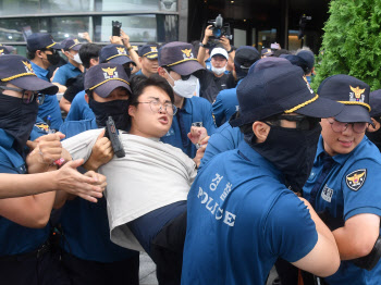 '오염수 반대' 日대사관 진입 대학생단체…"경찰이 폭력진압"