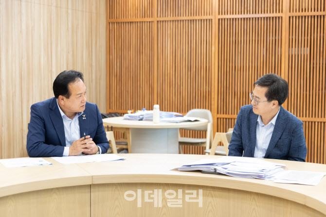 이권재 오산시장, 김동연 지사 만나 문화·관광 협력 제의