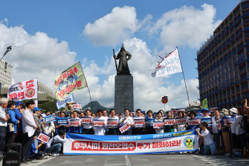 이순신 동상 앞 결집한 민주당 "日, 오염수 방류로 세계 위협"