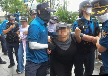 경찰, 日대사관 침입한 '오염수 방류 반대' 대학생들 석방