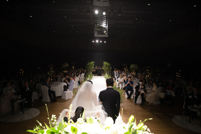 회사에서 결혼식 올린다…HD현대 글로벌R&D센터, ‘웨딩홀’로 변신