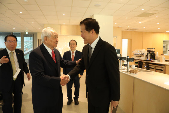 김영호 통일부장관, 원천안디옥교회서 김장환 목사와 환담