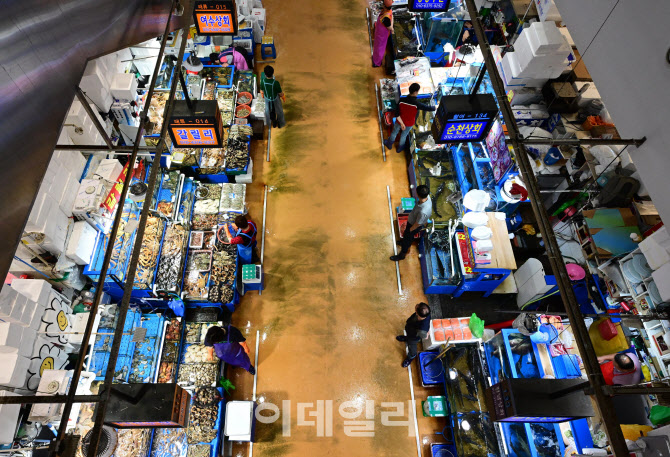 [포토]후쿠시마 오염수 방류에 한산한 수산물시장