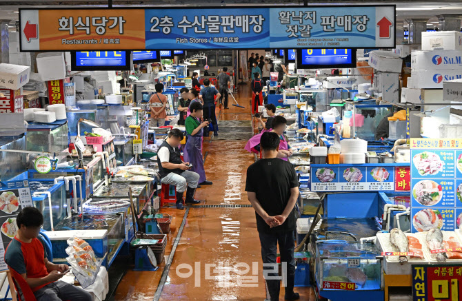 [포토]후쿠시마 원전 오염수 방류 첫 주말, 한산한 노량진 수산물시장