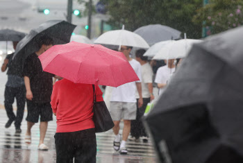 [오늘날씨] '우산 챙기세요'…전국 흐리고 강한 비