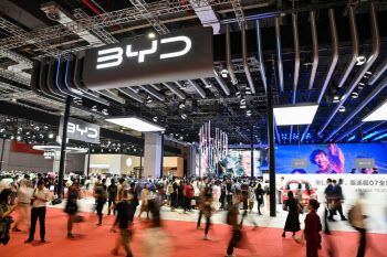 테슬라 가세한 중국 전기차 할인 경쟁…BYD 매출도 '주춤'