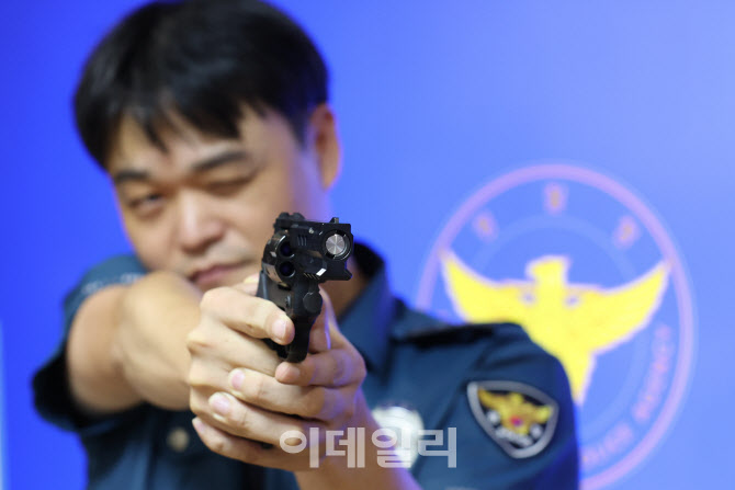 [포토]'묻지마 범죄' 대응을 위해 경찰에게 저위험 권총 지급