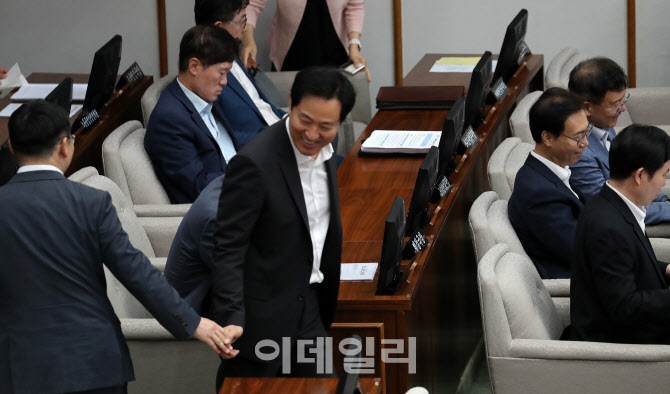 [포토]시의원들과 인사 나누는 오세훈 서울시장