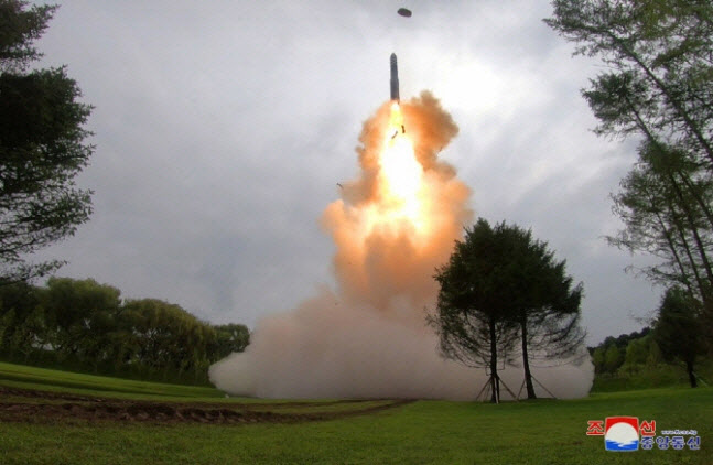 日정부 "북한탄도미사일 2발…EEZ밖으로 낙하"