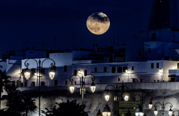 [포토]그리스 신전 위, 갠지스강 위에 걸린 전세계 ‘슈퍼 블루문’