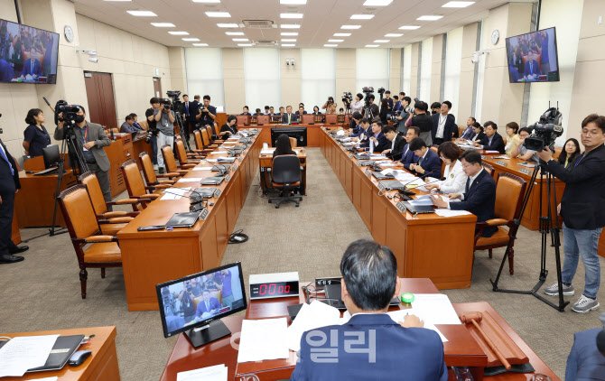 [포토]국회 행안위, '이태원 참사 특별법' 야당 단독 처리