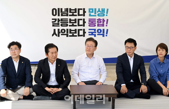 [포토]‘尹 정권에 항쟁’ 취임 1년 이재명, 무기한 단식 돌입