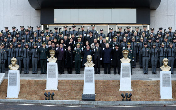 육사, 홍범도 장군 흉상만 외부 이전 결정…나머지는 교내 이동