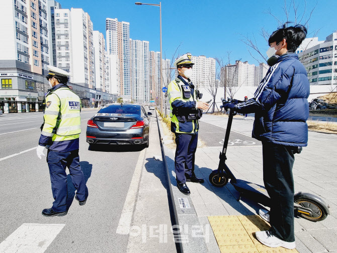경기북부경찰, 오토바이·전동퀵보드 불법행위 집중 단속