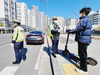 경기북부경찰, 오토바이·전동퀵보드 불법행위 집중 단속