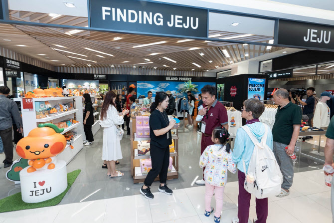 "유커야 반갑다" 신라免 제주점, 6년 만에 中 크루즈 단체 맞아