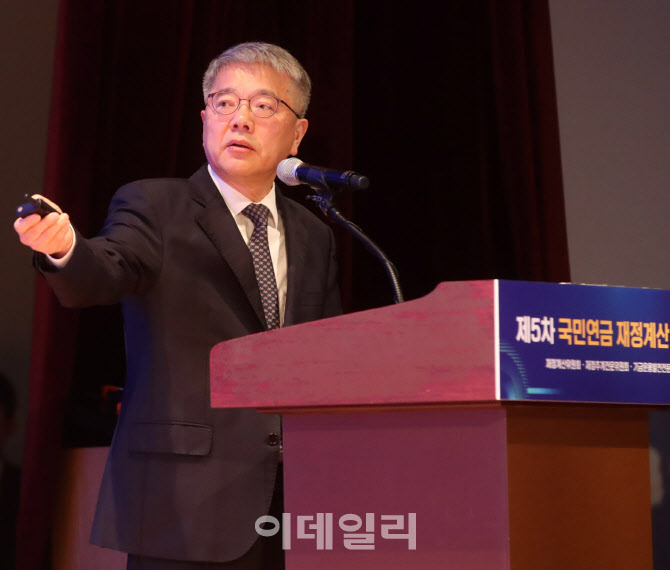 [포토] 재정 안정화 방안 발표하는 김용하 위원장