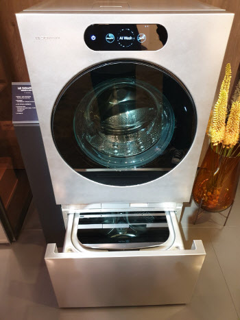 무드업 2도어 첫 공개한 LG전자…세탁건조기선 삼성·LG 맞불