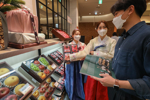 "추석 선물은 한우로"…김영란법 완화되자 비싼 선물 늘리는 백화점