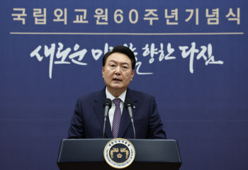 尹, 北에 경고 "핵개발 중단하지 않는 한 체제 불안정 심화"