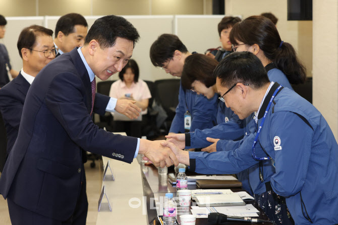 [포토]근로감독관과 인사하는 김기현 국민의힘 대표