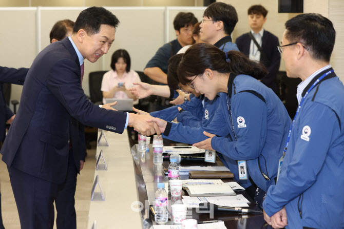 [포토]김기현 국민의힘 대표, 근로감독관과 인사