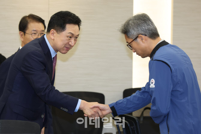 [포토]근로감독관과 인사하는 김기현 대표