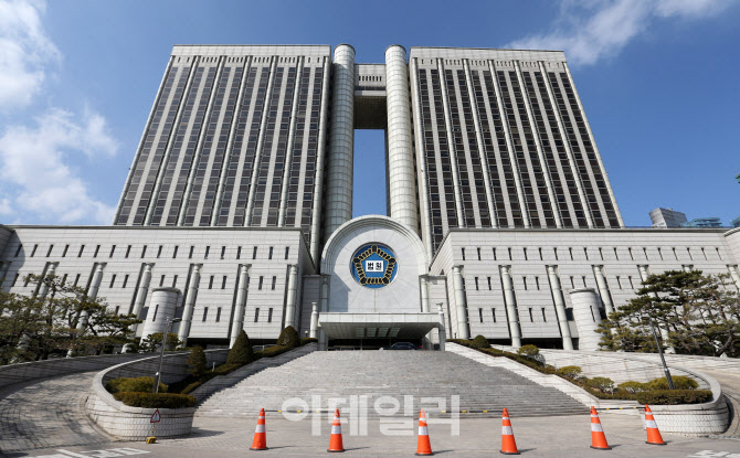 ‘제자 호텔방 무단침입’ 서울대 전 음대 교수, 벌금 300만원