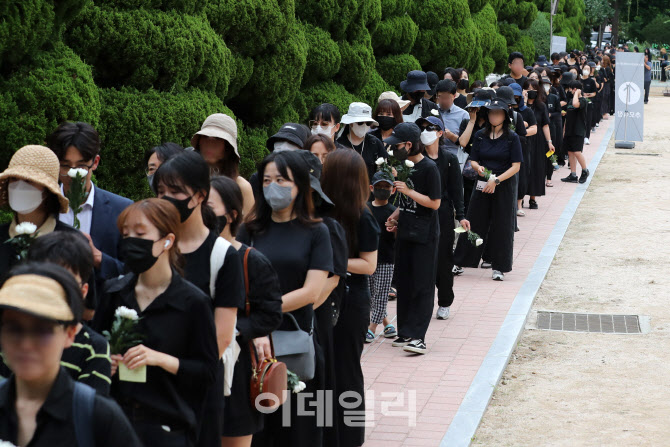 [포토]‘공교육 멈춤’ 현실화…교사들 ‘연·병가 릴레이’ 집단 추모