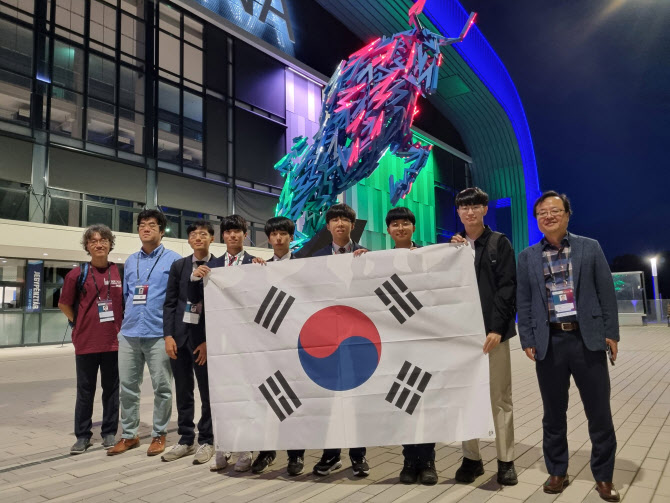 '국제정보올림피아드'서 한국대표단 금메달 2명, 은메달 2명 받아