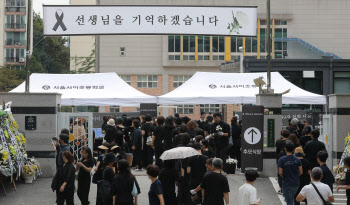 “왜 이런 죽음이 학교에서…” 서이초 교사 49재 끝없는 추모