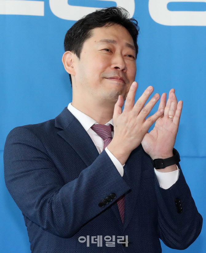 [포토]박수치는 윤형중 한국공항공사 사장