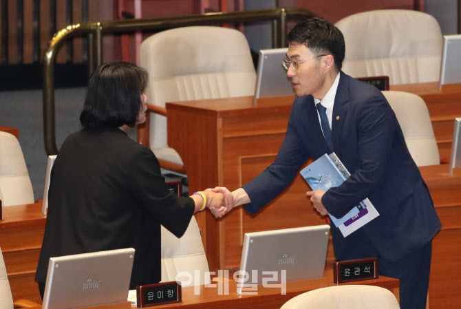 [포토]본회의, '악수하는 김남국-윤미향'