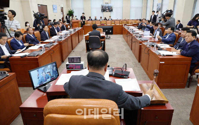 [포토]'국방위 전체회의'