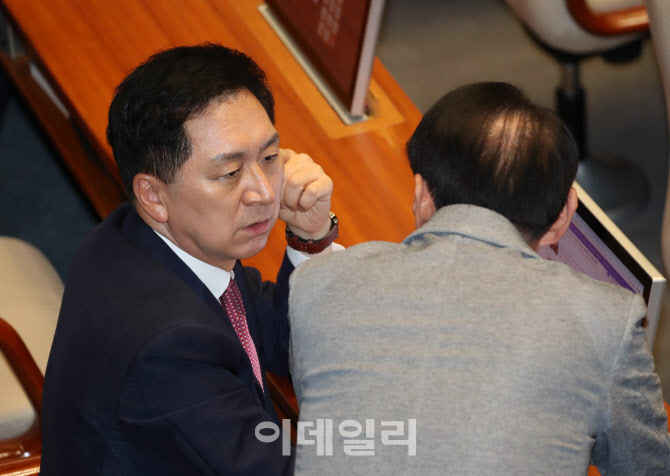 [포토]대정부질문, '대화하는 김기현-김석기'
