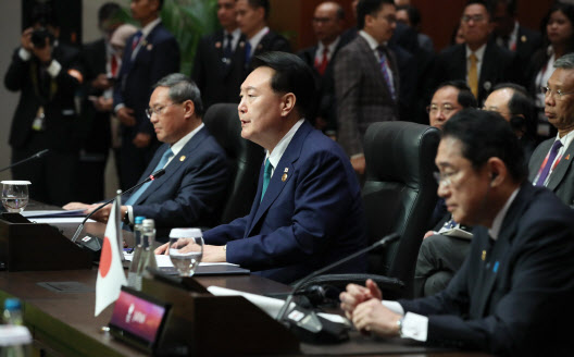 尹, 오늘 동아시아정상회의 참석…북핵 강경 메시지 낼 듯